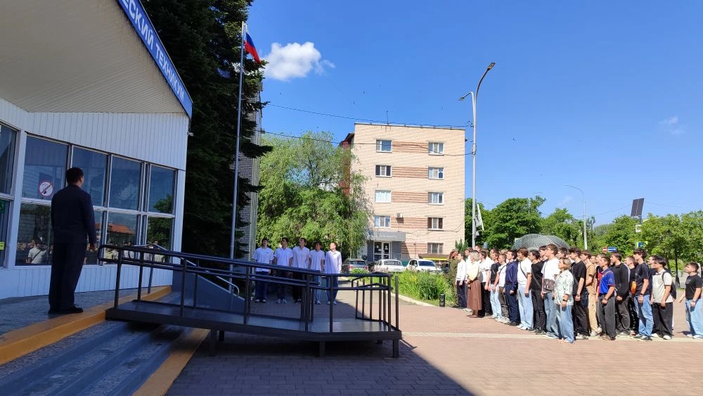 Традиционно начали учебную неделю с поднятия Флага РФ🇷🇺 и исполнения Гимна РФ.
На разговорах о важ
