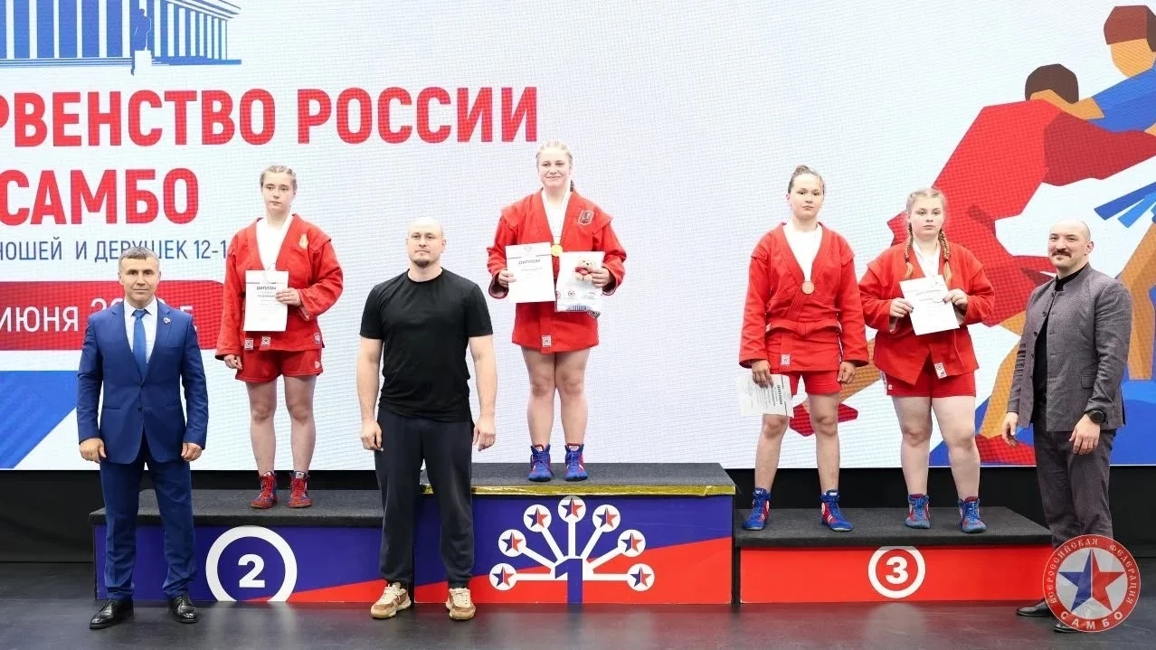 Гордость школы: ученица 7 класса завоевала бронзу на Первенстве России по самбо! 🇷🇺🥋

С огромной 