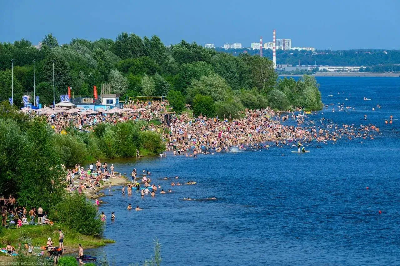 🔥 В Перми тропическое лето
⠀
Это наш городской пляж. 35 градусов в тени, и, кажется, полгорода реши