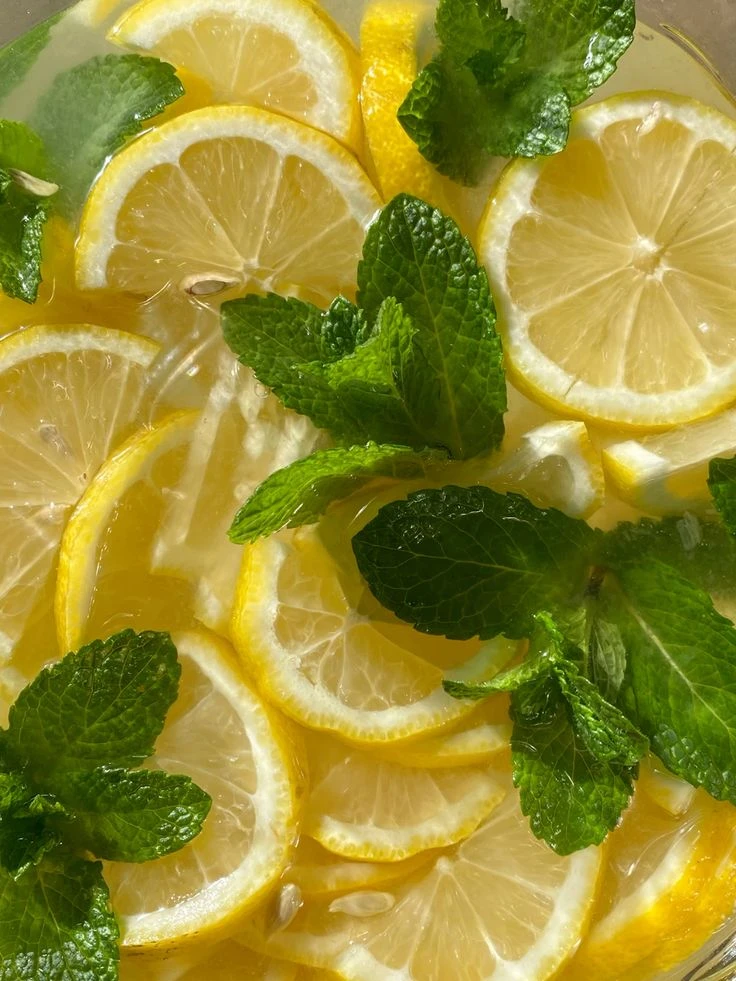 Сегодня вспомнила, что на участке есть мята и конечно же, пошли делать с Ильёй лимонад ( только с ме