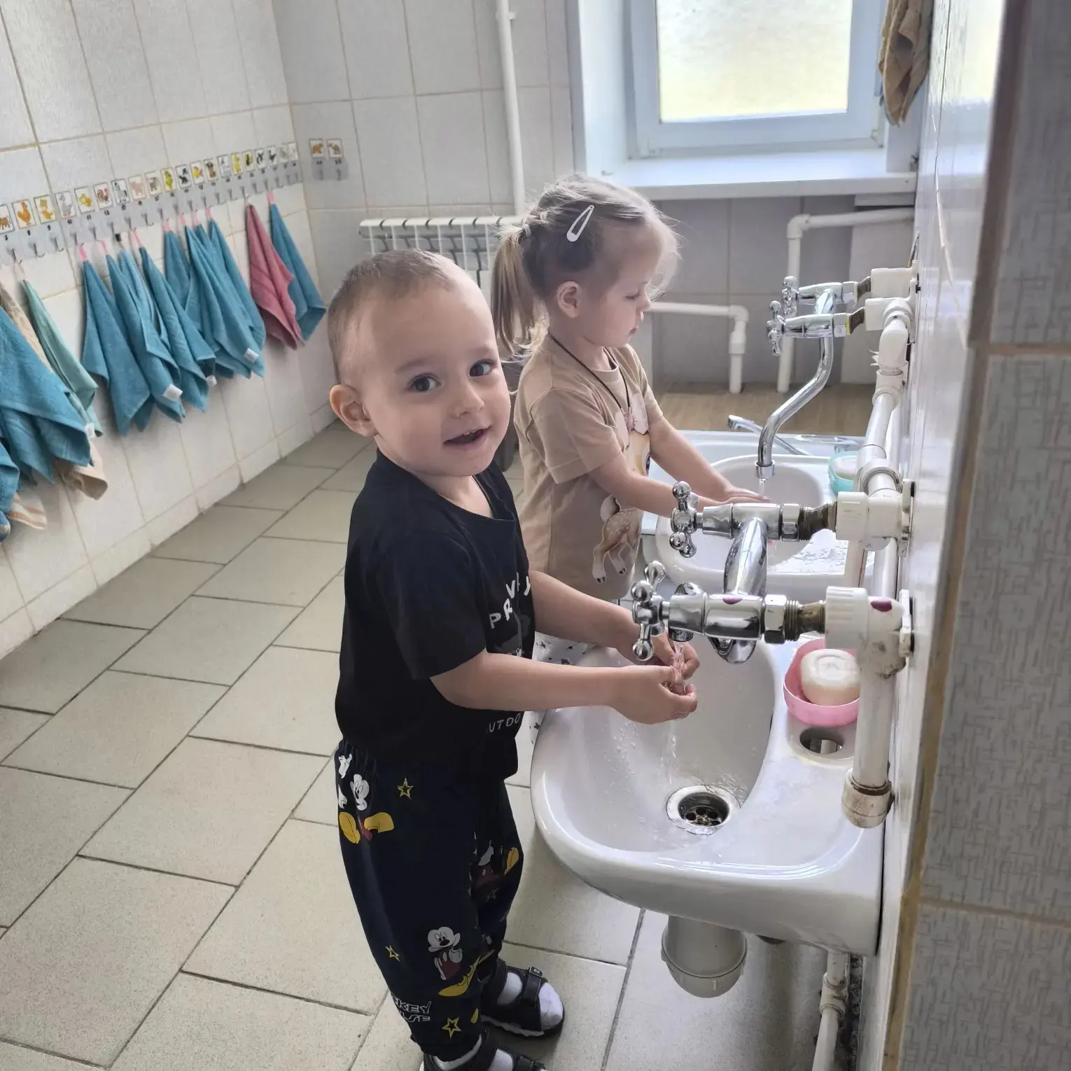В группах раннего возраста прошел день экспериментов с водой.
Малыши узнали о важности воды для чело