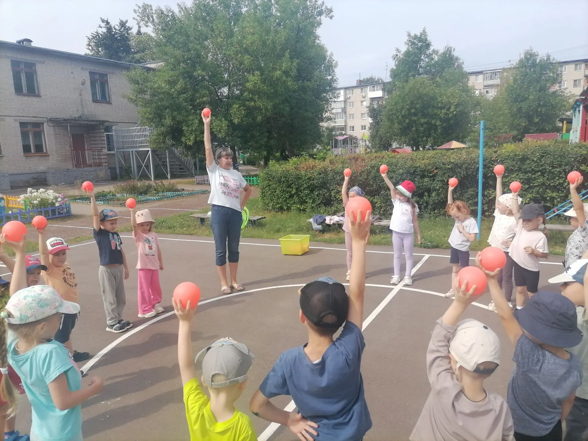 А ещё, ребята средней группы увлечены спортом.
Свои спортивные умения они продемонстрировали на спор