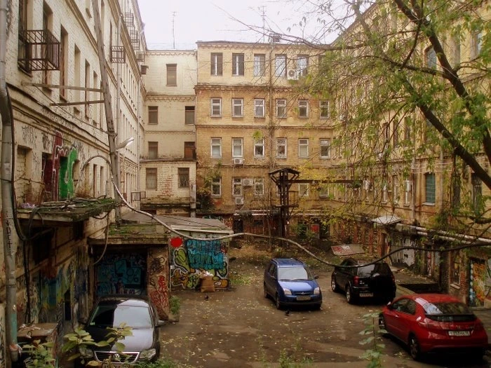 Кто не ходил по московским дворам, новым и старым, тот Москвы не знает. Двор – сила 💪

Публикуйте ф
