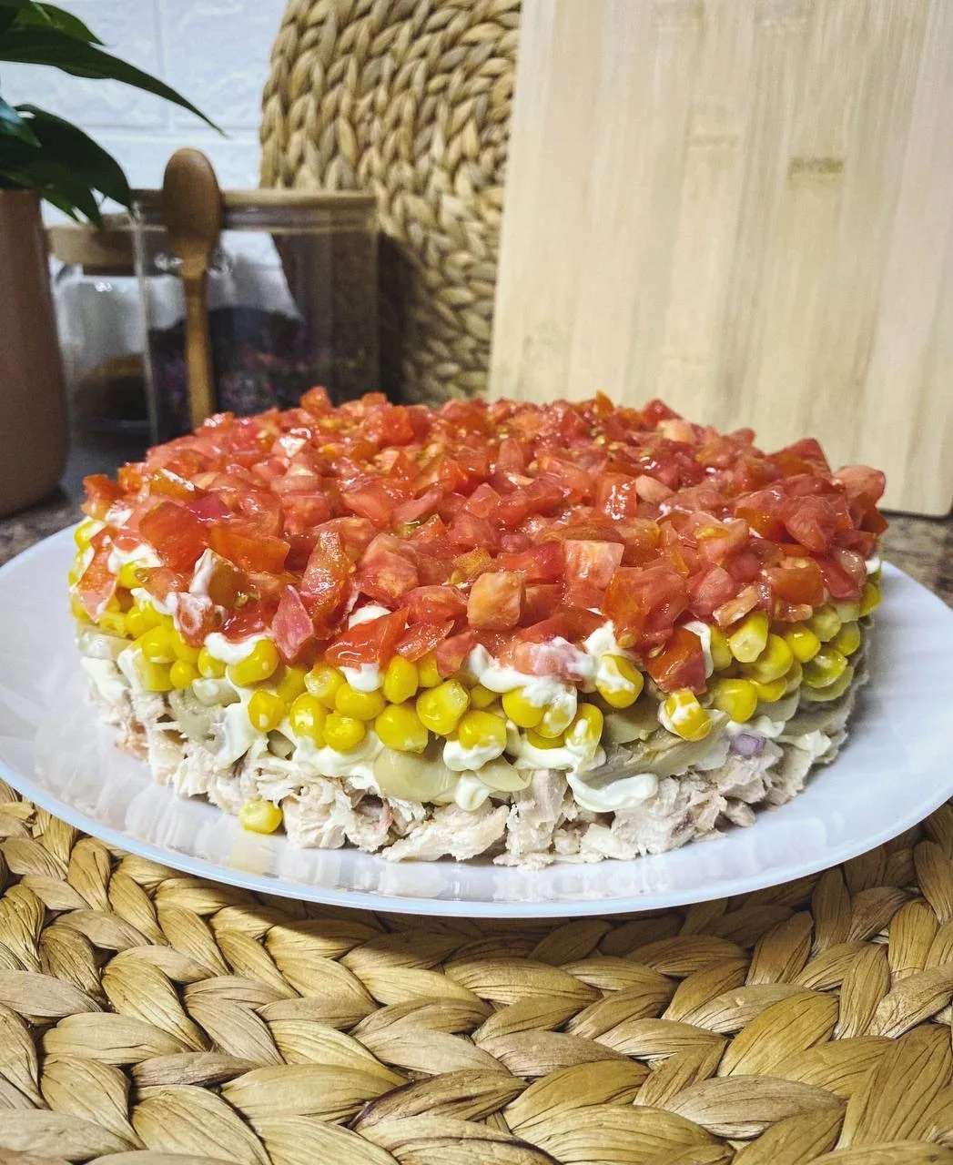 «Слоеный салат»

ингредиенты : 
🍗- филе куриное отварное 
🧅- лук маринованный 
🍄‍🟫-  шампиньоны 