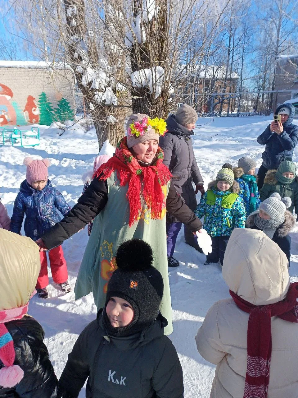 Здравствуй, Масленица наша!
Не нужна сегодня каша,
Будем кушать мы блины,
Будем теплой ждать весны!
