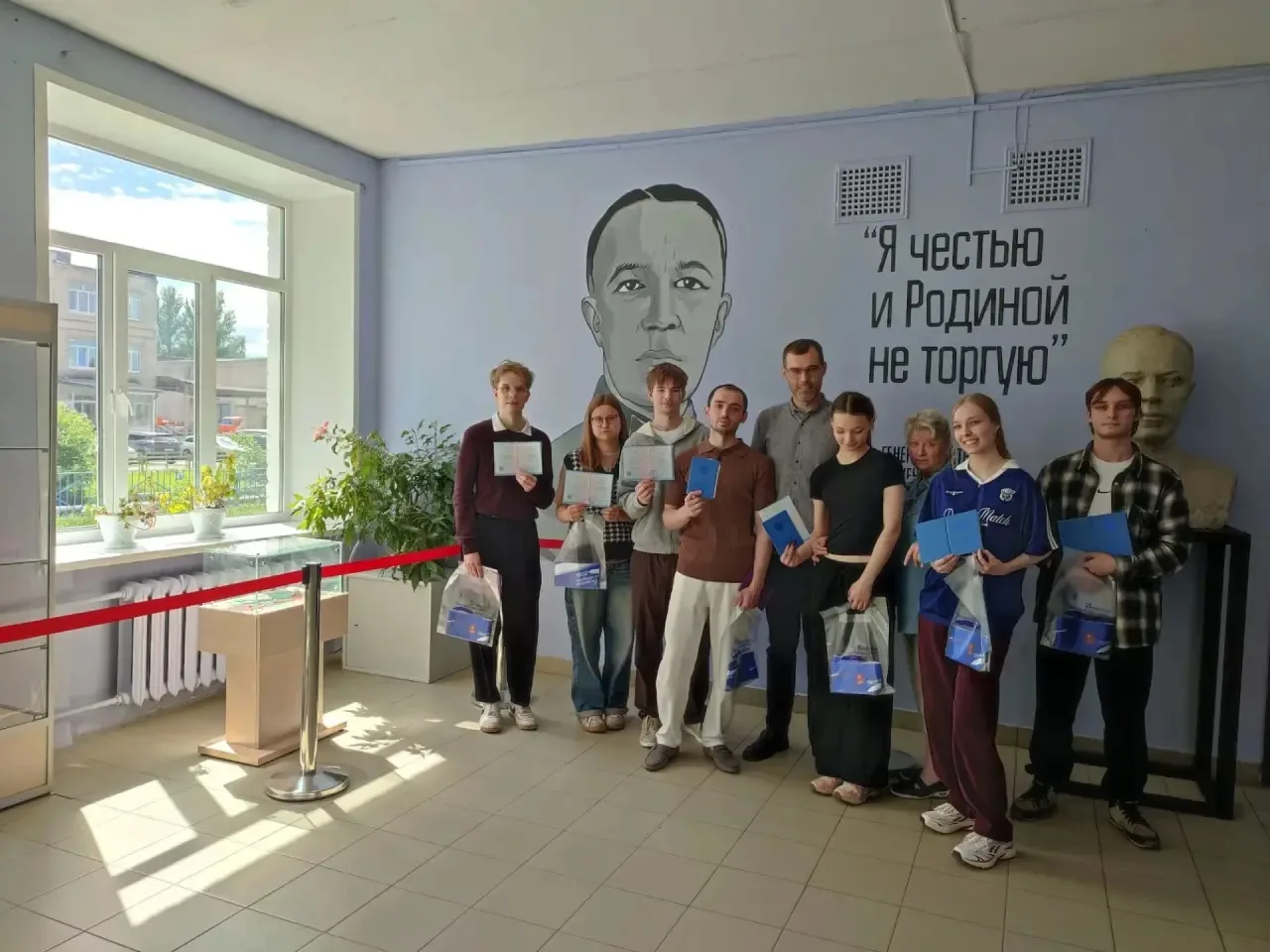 🎉 Поздравляем выпускников 12 класса (очно‑заочная форма обучения) с получением аттестатов! 🎉

26 и