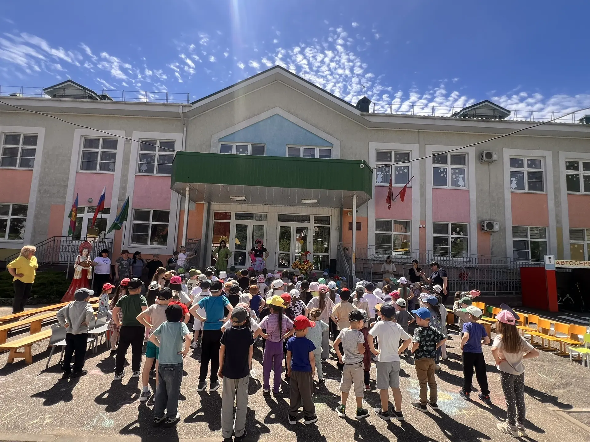 ☀️ Здравствуй, лето! ☀️

В нашем детском саду прошёл яркий и весёлый праздник, посвящённый началу са