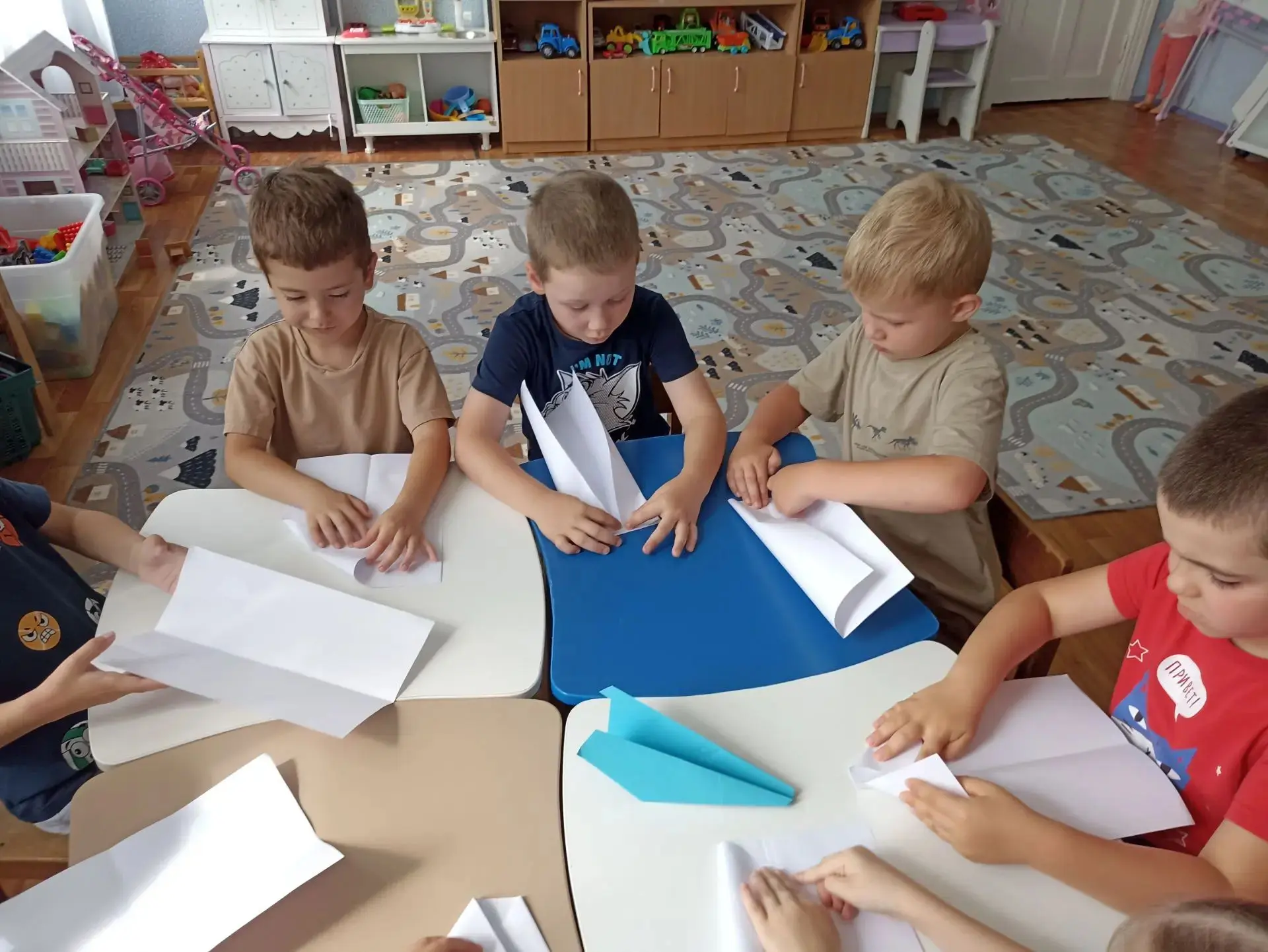 Самолёты загудели,
Самолёты полетели,
На полянку тихо сели,
Да и снова полетели.
В старшей группе де