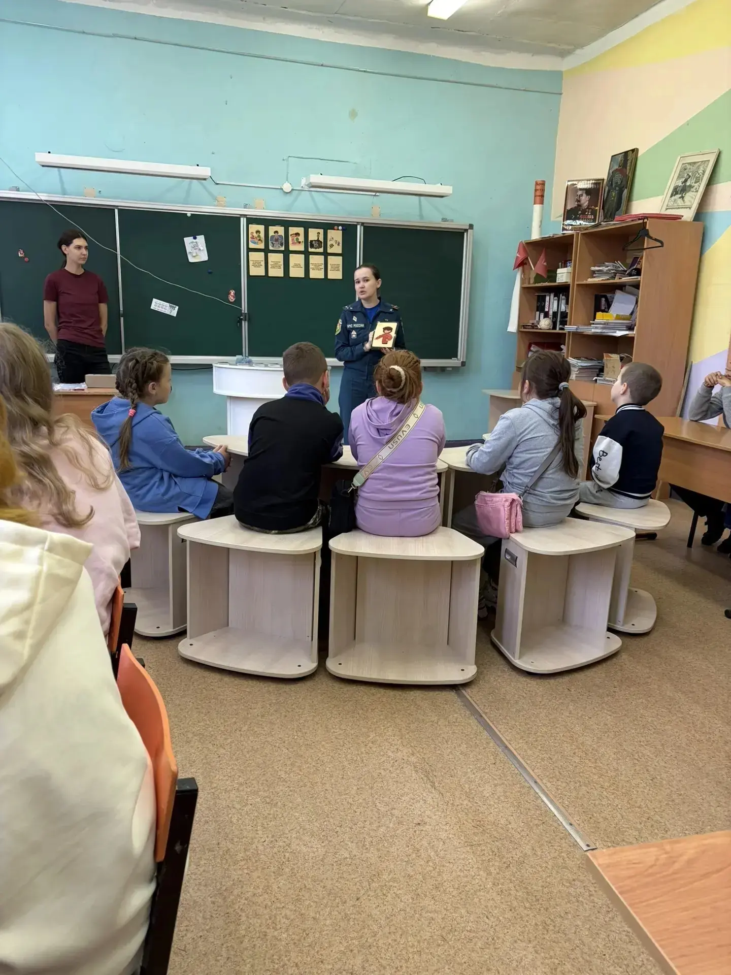 📢Вести из пришкольного лагеря📢
🌞С самого утра ребят уже встречали в лагере гости! Важную тему без