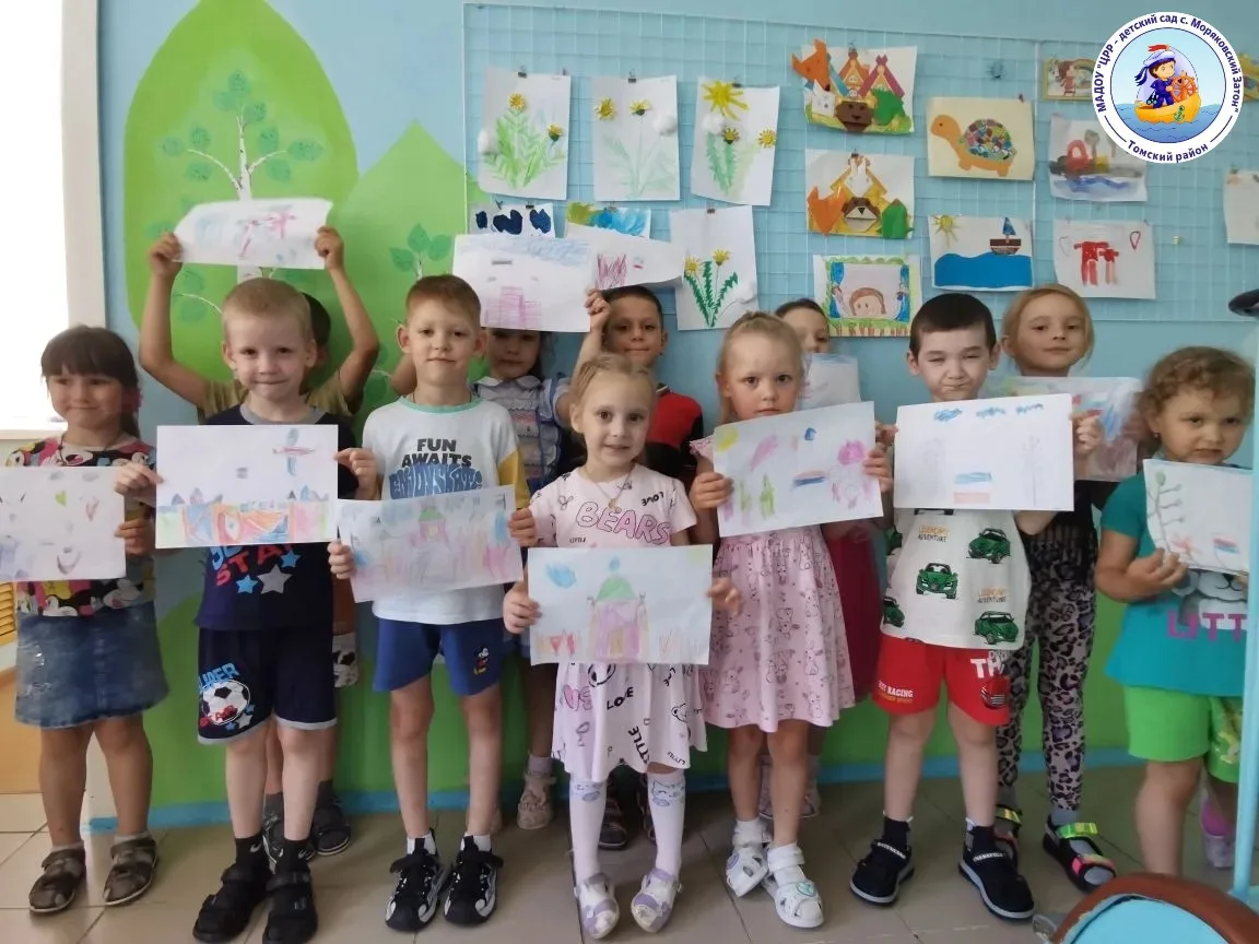 🇷🇺 В нашем детском саду прошла яркая выставка, посвященная Дню России! 🇷🇺

Наши юные художники с