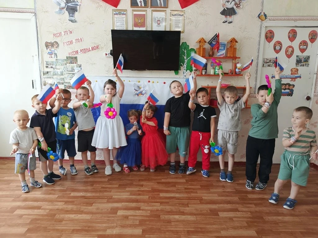 🇷🇺Сегодня в нашем детском саду состоялось праздничное мероприятие, посвящённое Дню России🪗
Ребята