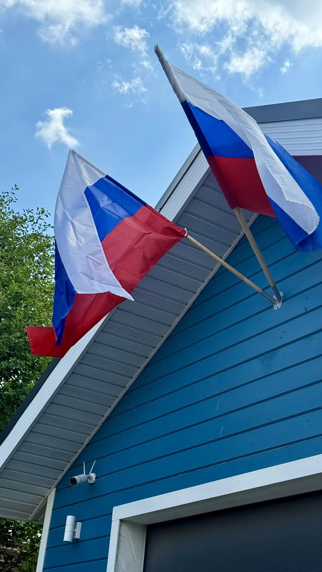 Всех поздравляю с Днём России!
У нас стоит очень жаркая погода, растениям уже плохо((( но вроде бы с