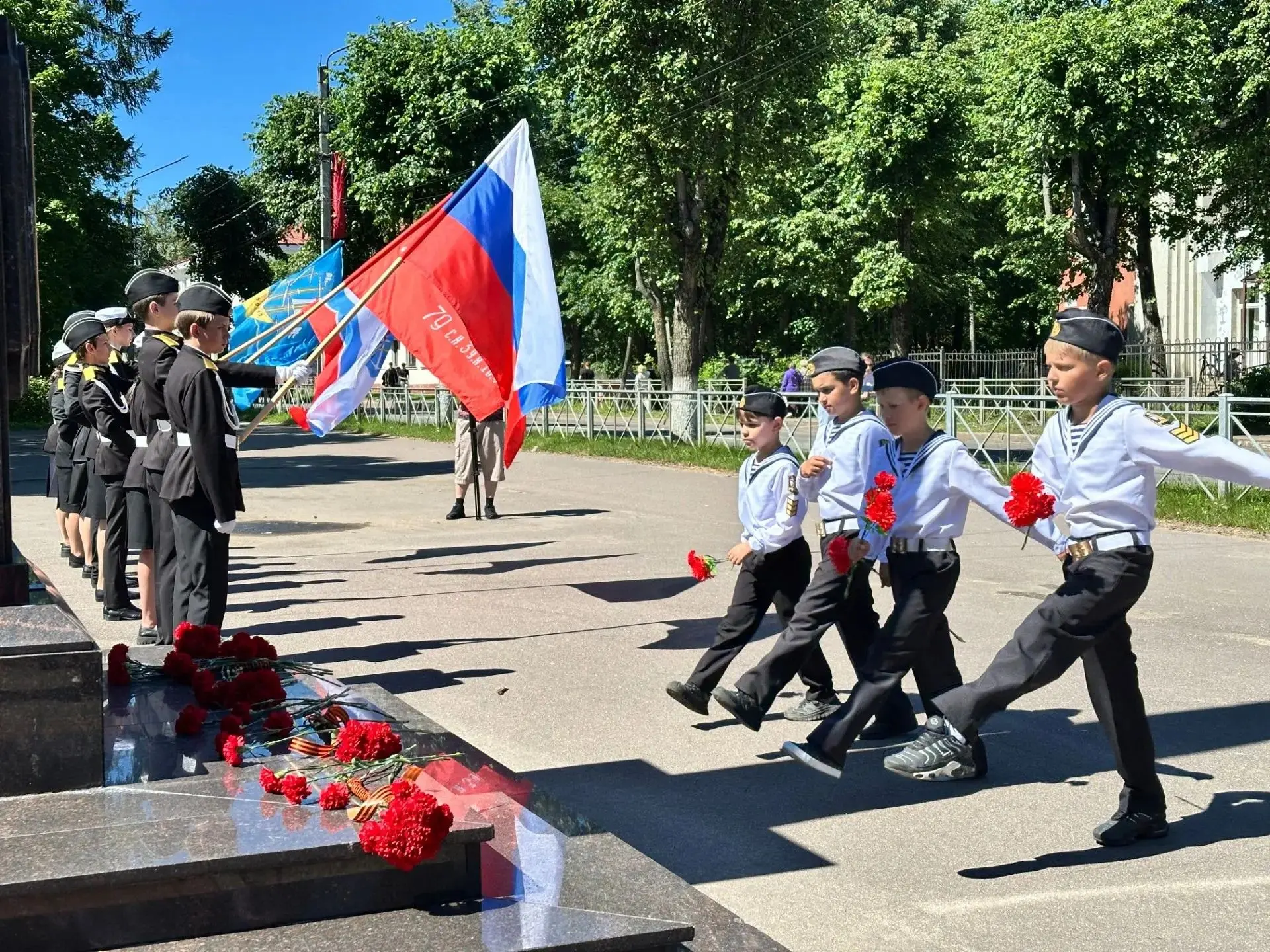20 июня ребята из клуба юных моряков вместе с  директором  школы, Головановой Галиной Викторовной,  
