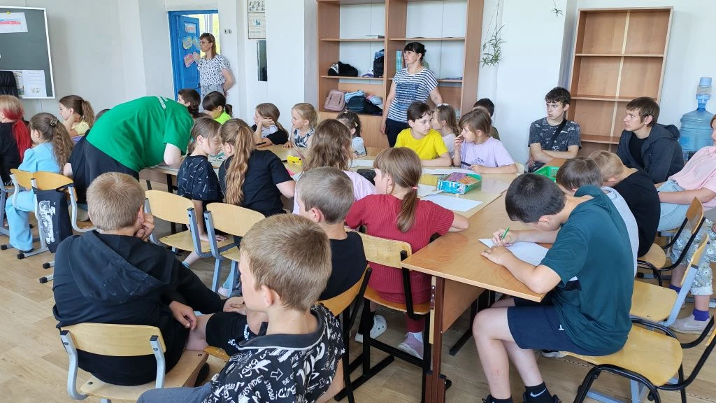 «День Дружбы» — так прошел третий день в лагере «Солнечное лето» 🤝.

Ребята участвовали в командных