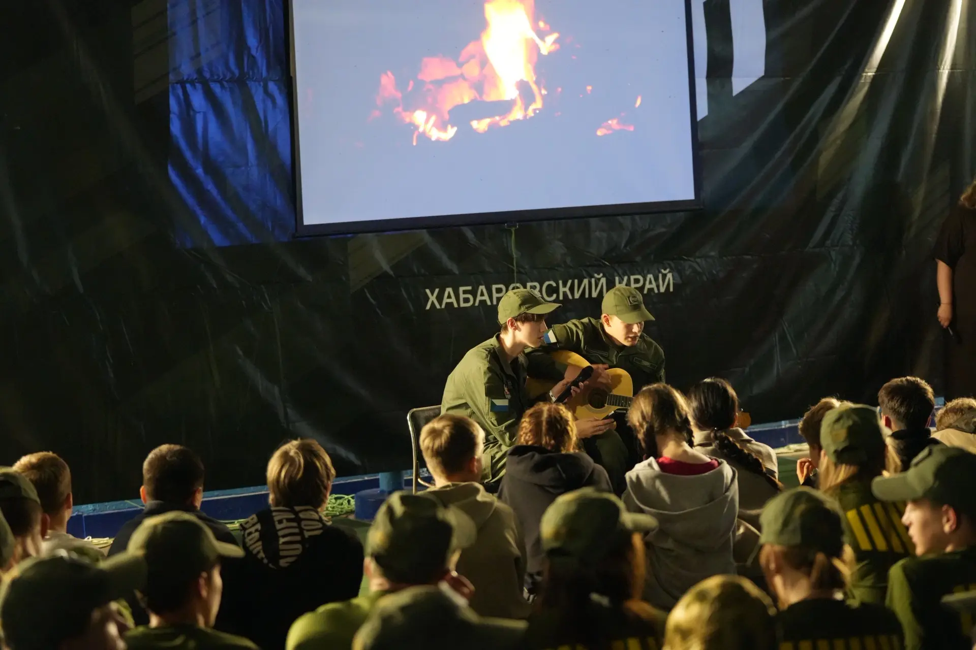 Последний вечер в лагере: песни, гитара и объединяющая атмосфера 🎸❤️

 Первая смена «Время юных гер