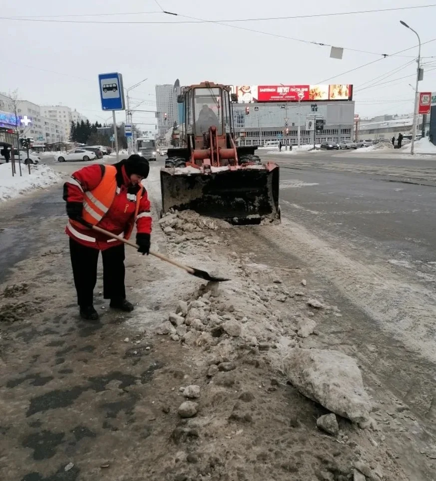 Несмотря на холод, продолжаем работу по очистке и вывозу снега!
Сгребаем снег и расширяем дороги, от