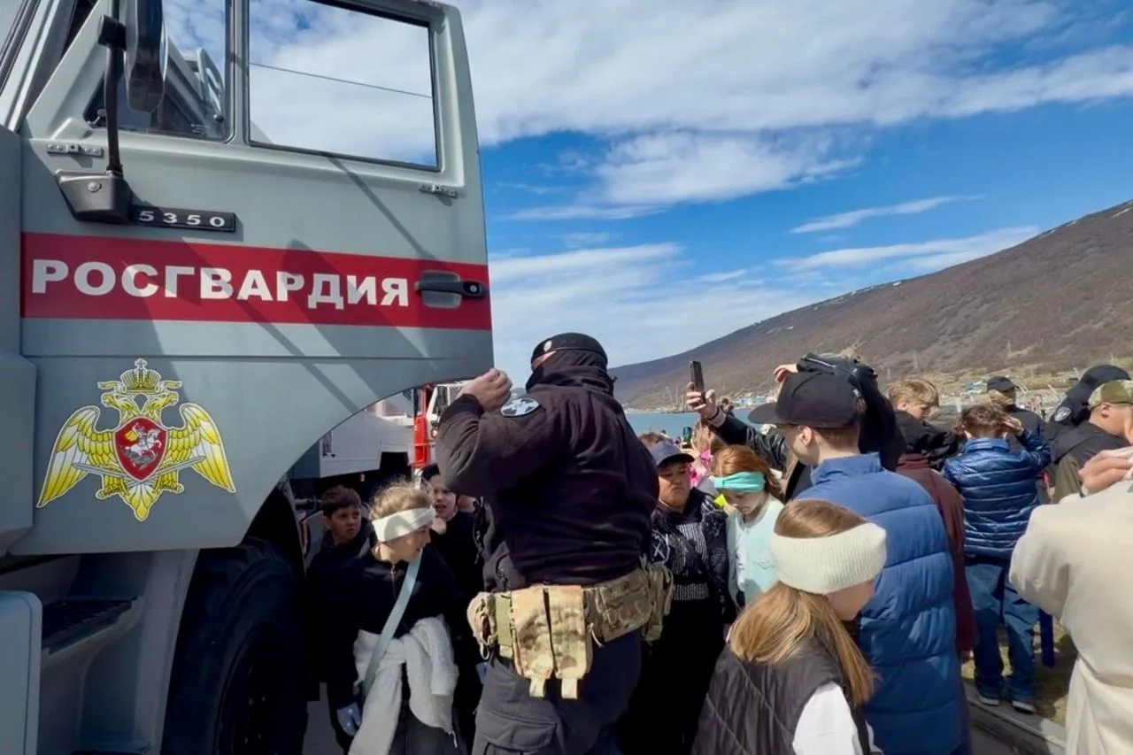 👦👧Росгвардия приняла участие в открытии сезона профилактических акций для юных колымчан
 
🔴В Мага