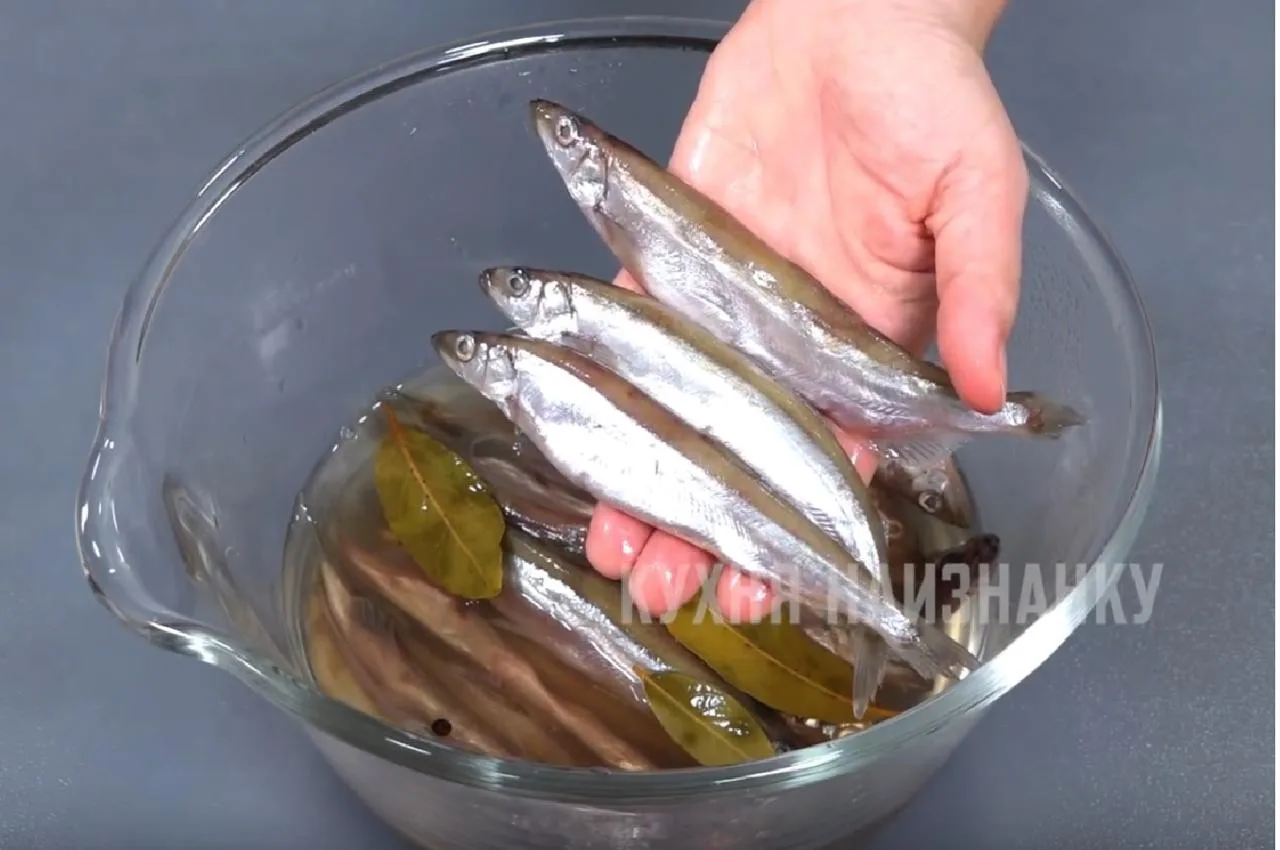 Мойва пряного посола

Очень вкусная солёная рыбка. Рецепт простейший! Через сутки уже можно подавать