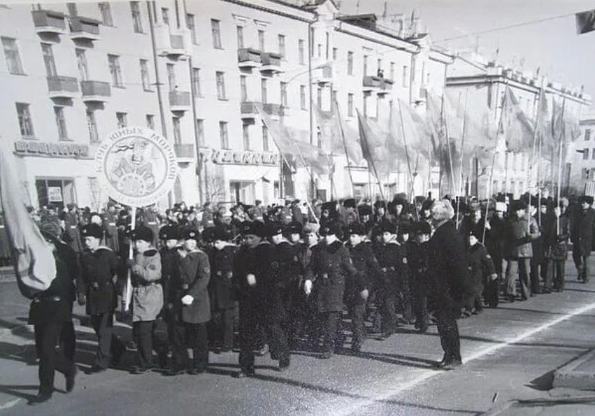 Клуб юных моряков (КЮМ) – на ноябрьской демонстрации – 7 ноября 1978_о года. Проспект Ленина.