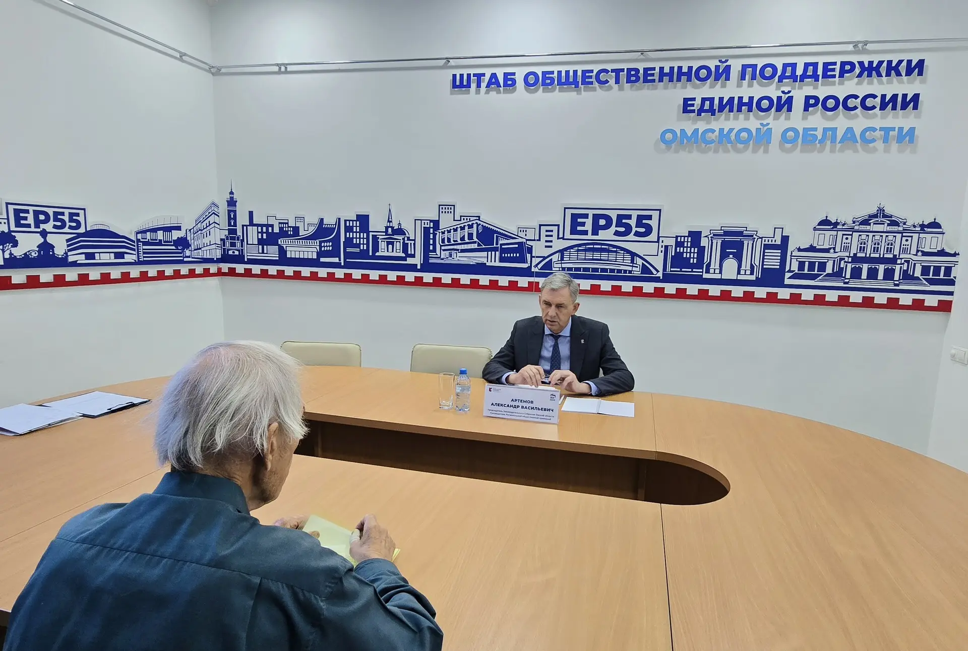 Спикер областного парламента провел прием граждан

Председатель Законодательного Собрания Омской обл