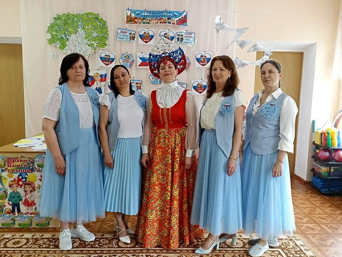 - Щедрая и прекрасная,
Мудрая сердцем и властная,
Гордая, вечно Великая,
Россия моя многоликая….
С. 