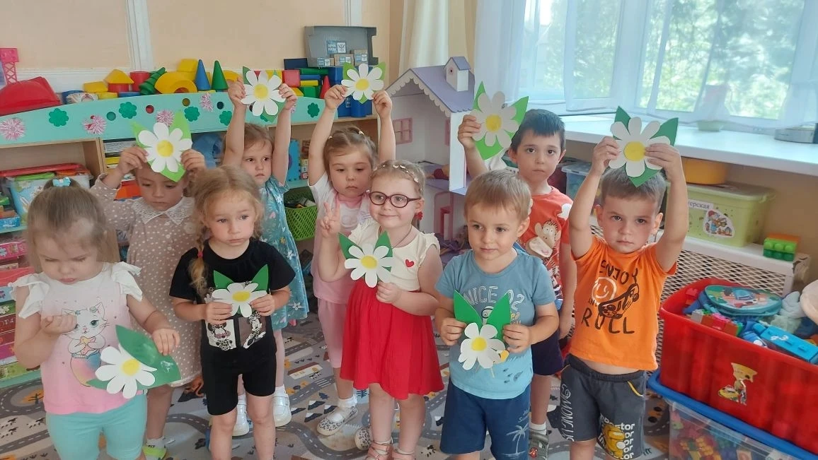 Дети групп # 7 и 6 познакомились с праздником "День семьи, любви и верности" и изготовили символ пра