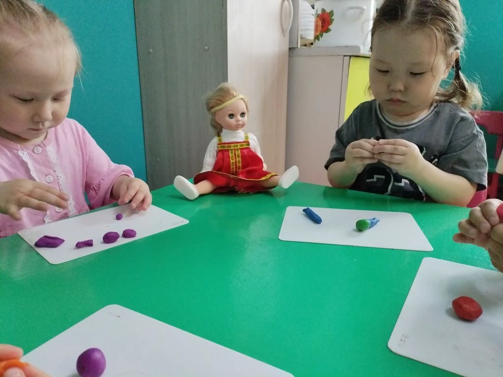 Младшая группа
Лепка

«Угощение для кукол»

Цель: совершенствовать приемы лепки (скатывание в шар, р