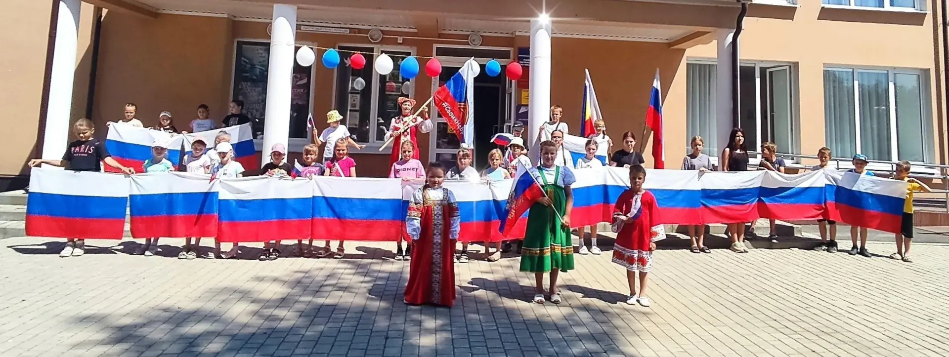 Праздник «Мы славим Россию во все времена!»
В Мигулинском пришкольном лагере "Планета детства",Мигул