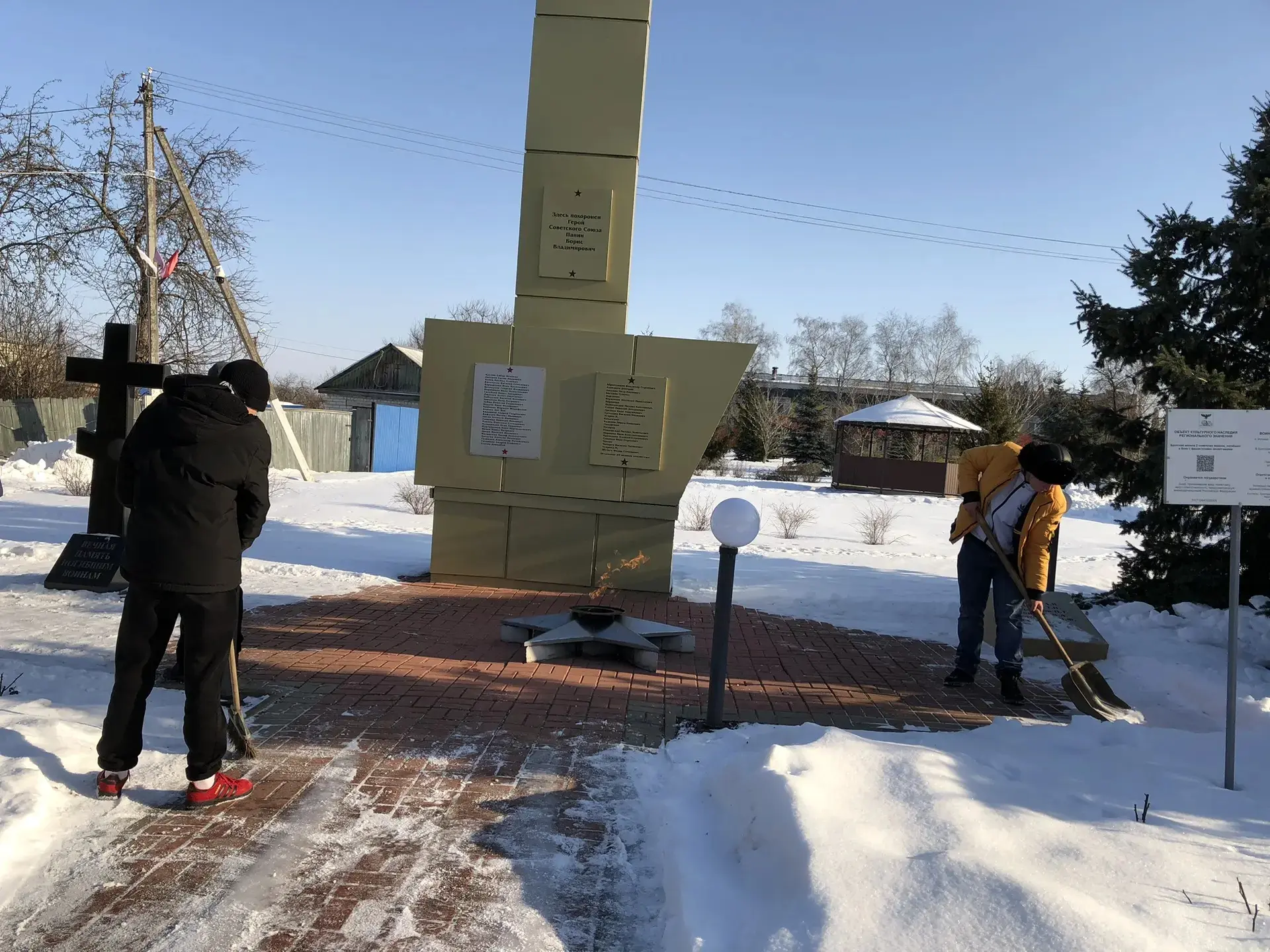 Обучающиеся нашей школы после прошедшего снегопада организовали уборку у памятника воинам-землякам, 