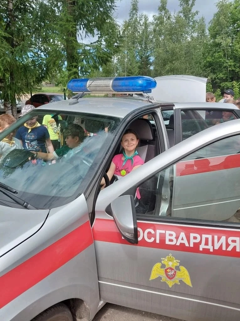 8 июня сотрудники Росгвардии провели для детей нашего лагеря Урок Мужества. Ребятам рассказали об ос