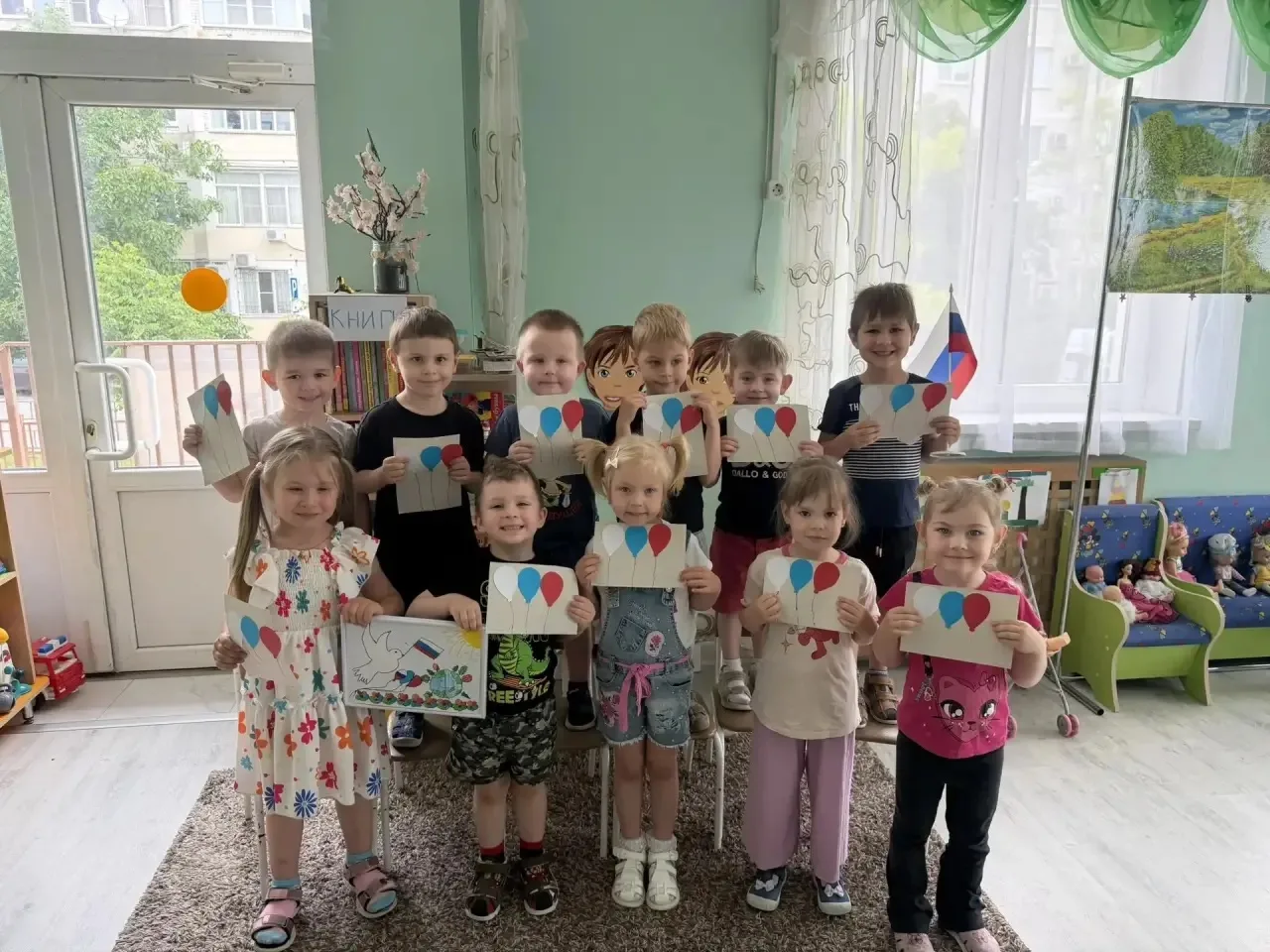Сегодня в младшей группе «Сказка» прошло увлекательное занятие по аппликации, посвящёноое Дню России