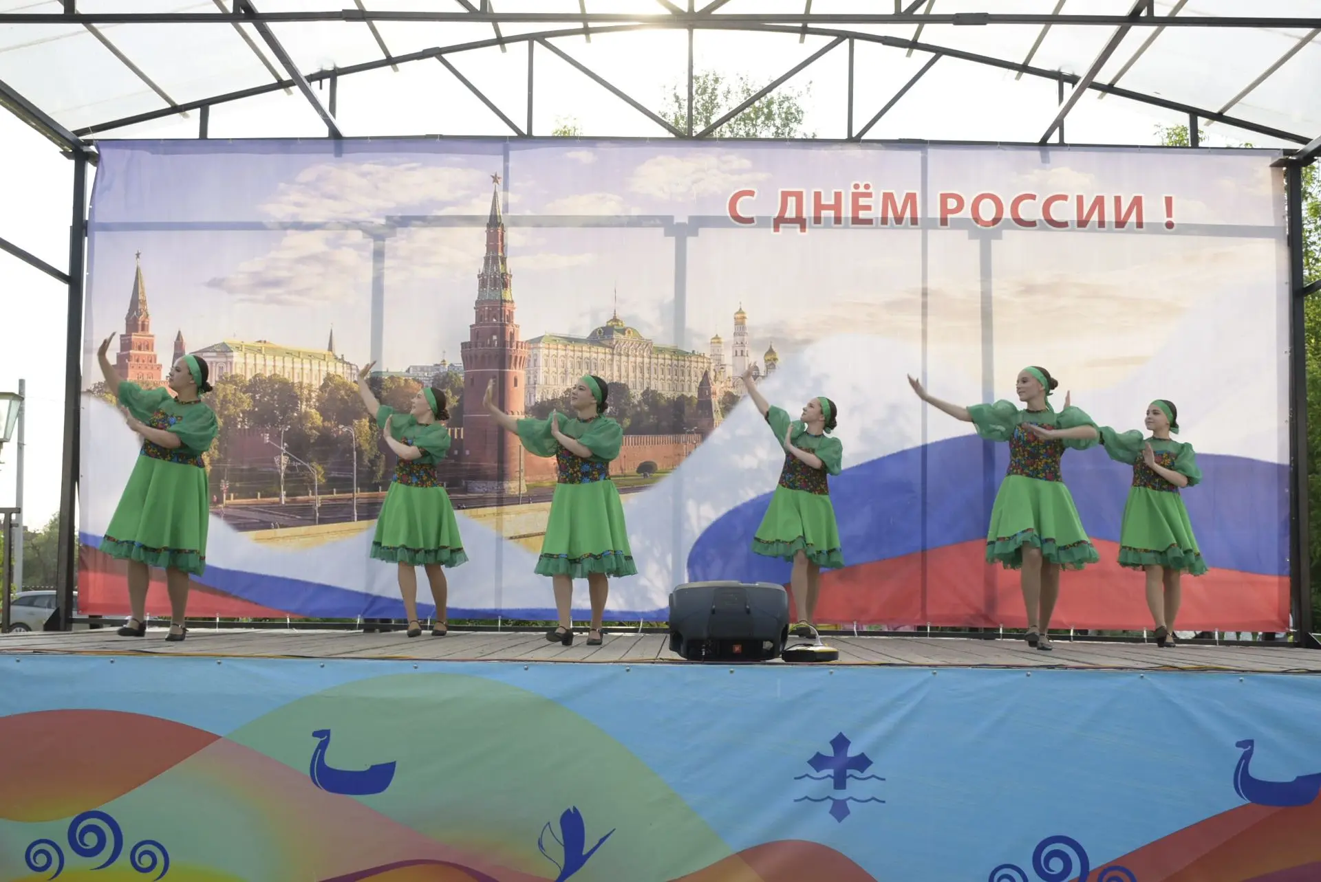 Накануне государственного праздника просторный сквер возле Коробовского Дома культуры превратился в 