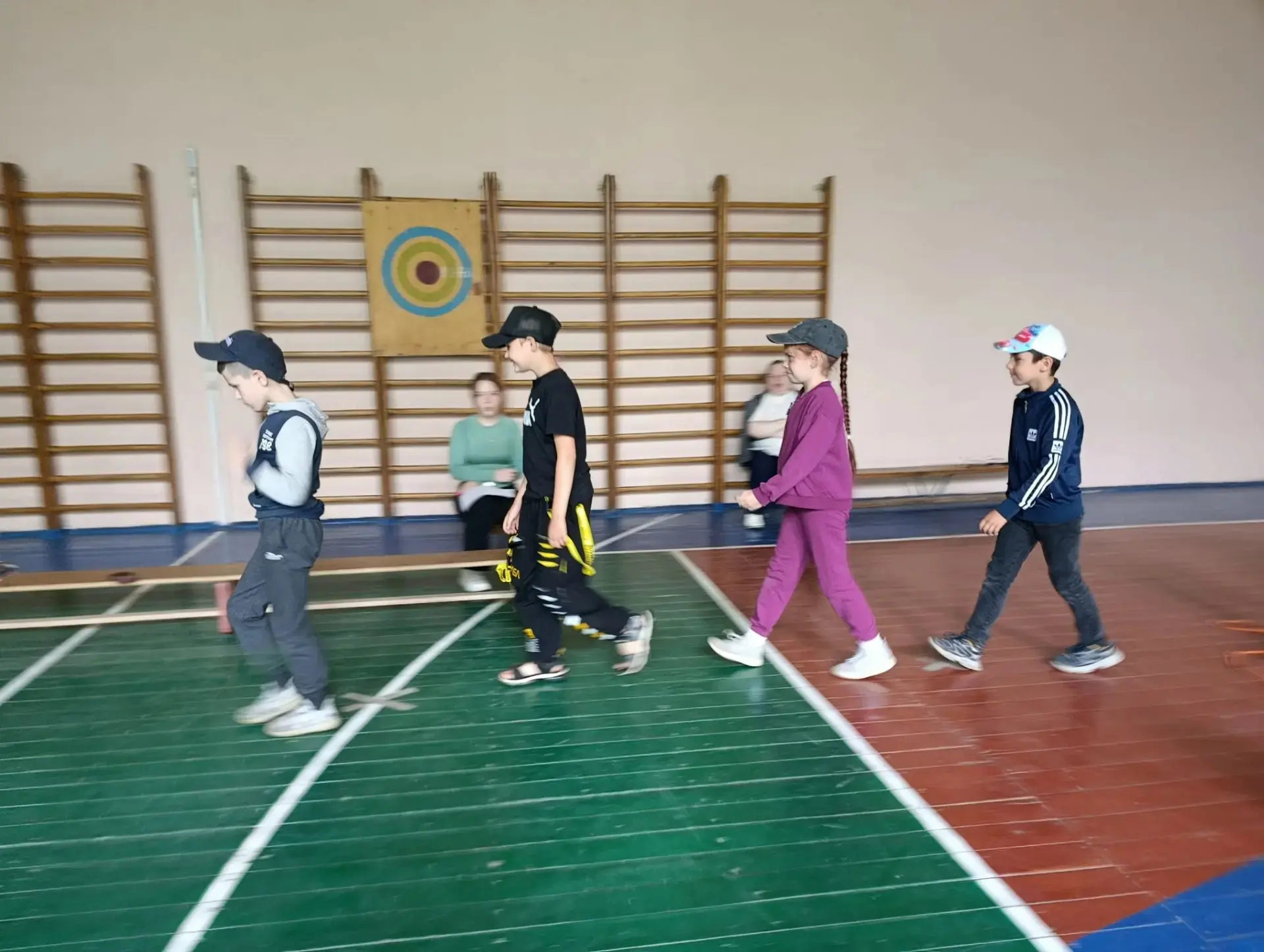 🎪 День тринадцатый: ШЛЯПКОБАМС — битва головных уборов в «Россиянке»!
Наше летнее путешествие продо