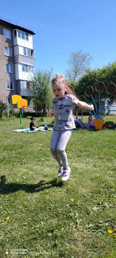 🤸‍♀️ Уважаемые родители! Прыгаем со скакалкой — весело и с пользой! ✨

Кажется, что скакалка — это 
