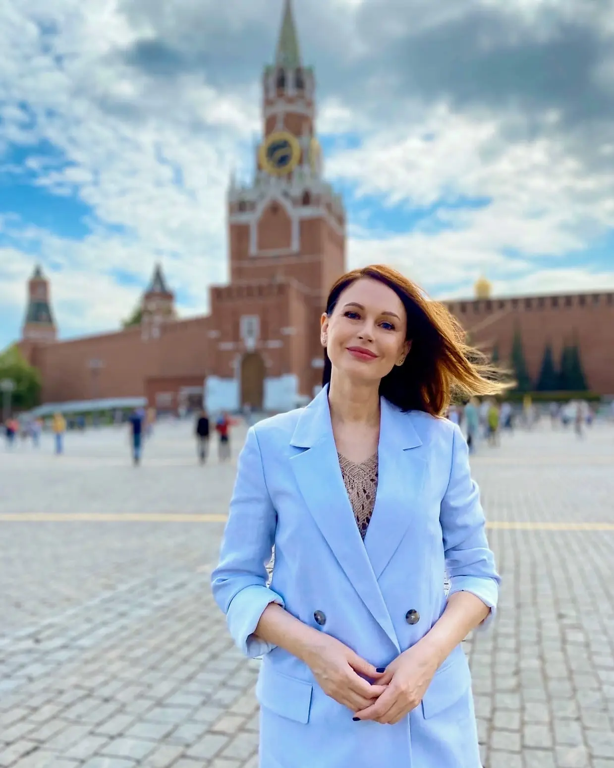 Друзья, поздравляю с Днём России! 

Для меня наша страна — это уютный дом и, конечно, люди: семья, б