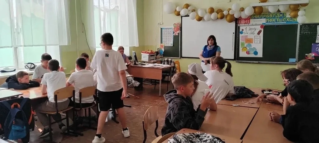 4-й отряд 19.06.2026 познакомился с миром профессий! 👋К ребятам приехал представитель центра занято