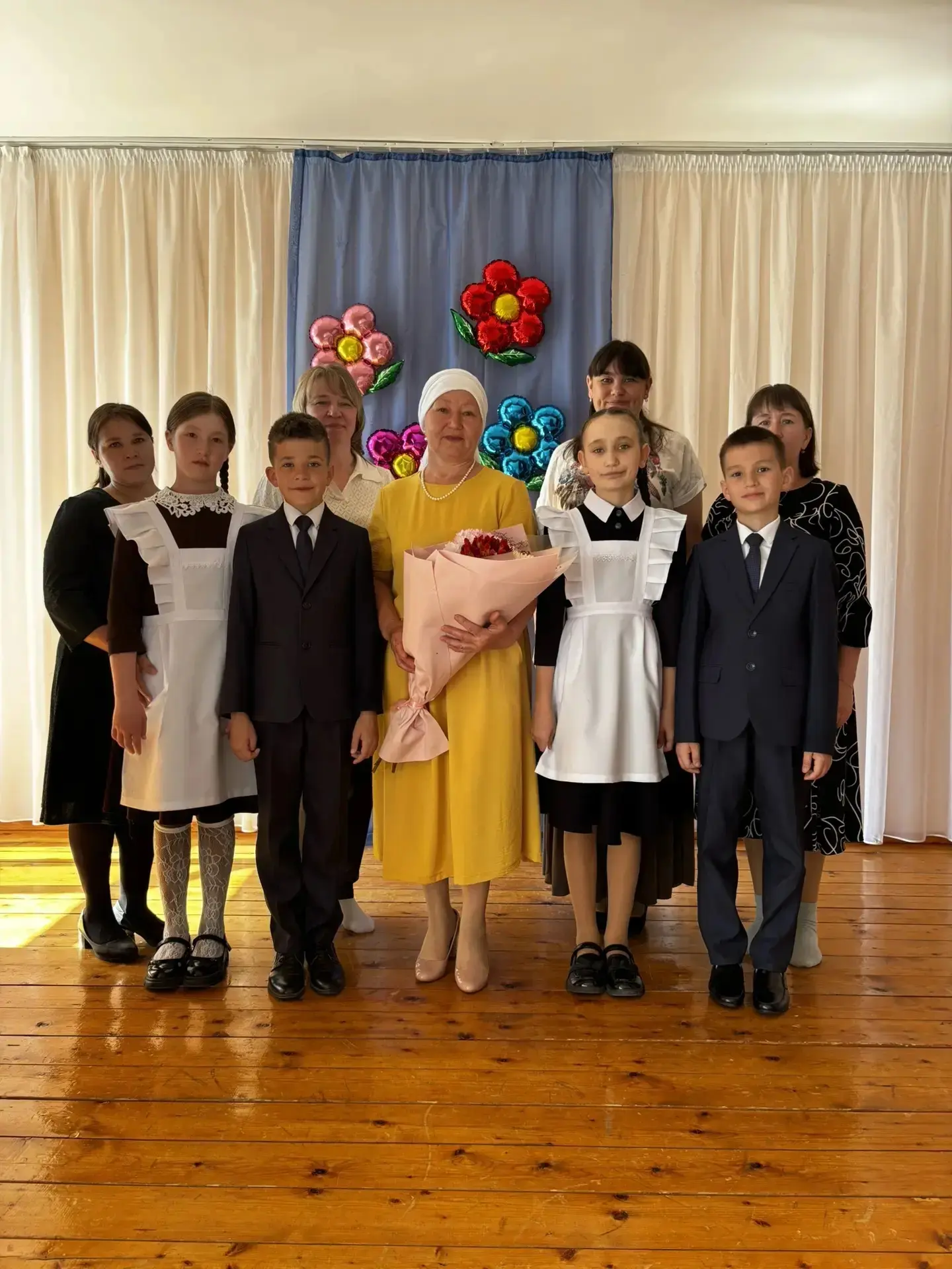 4 нче сыйныф укучыларыбызның да чыгарылыш кичәсе узды. Кадерле укучылар! Сезгә яңа юлларда уңышлар т