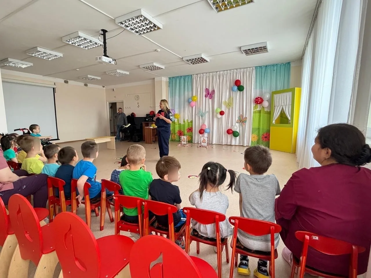 У наших детишек сегодня выдался очень интересный день👍🏻. Начальник части ОГПС РС(Я) 40 ПЧ-7 по охр
