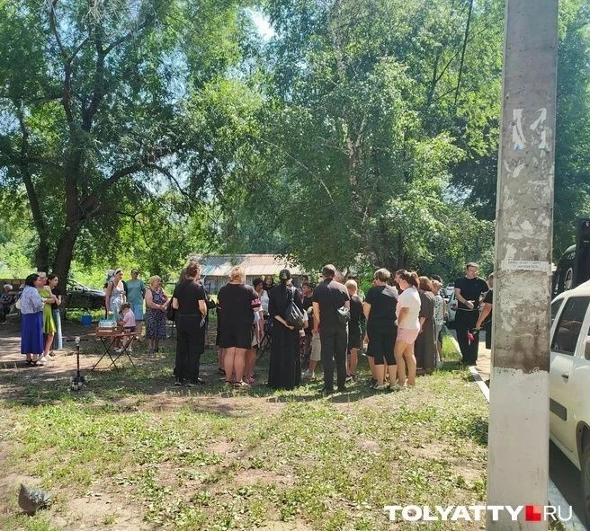 В Тольятти проводили в последний путь погибшего на заборе ребенка

По воспоминаниям родных и близких