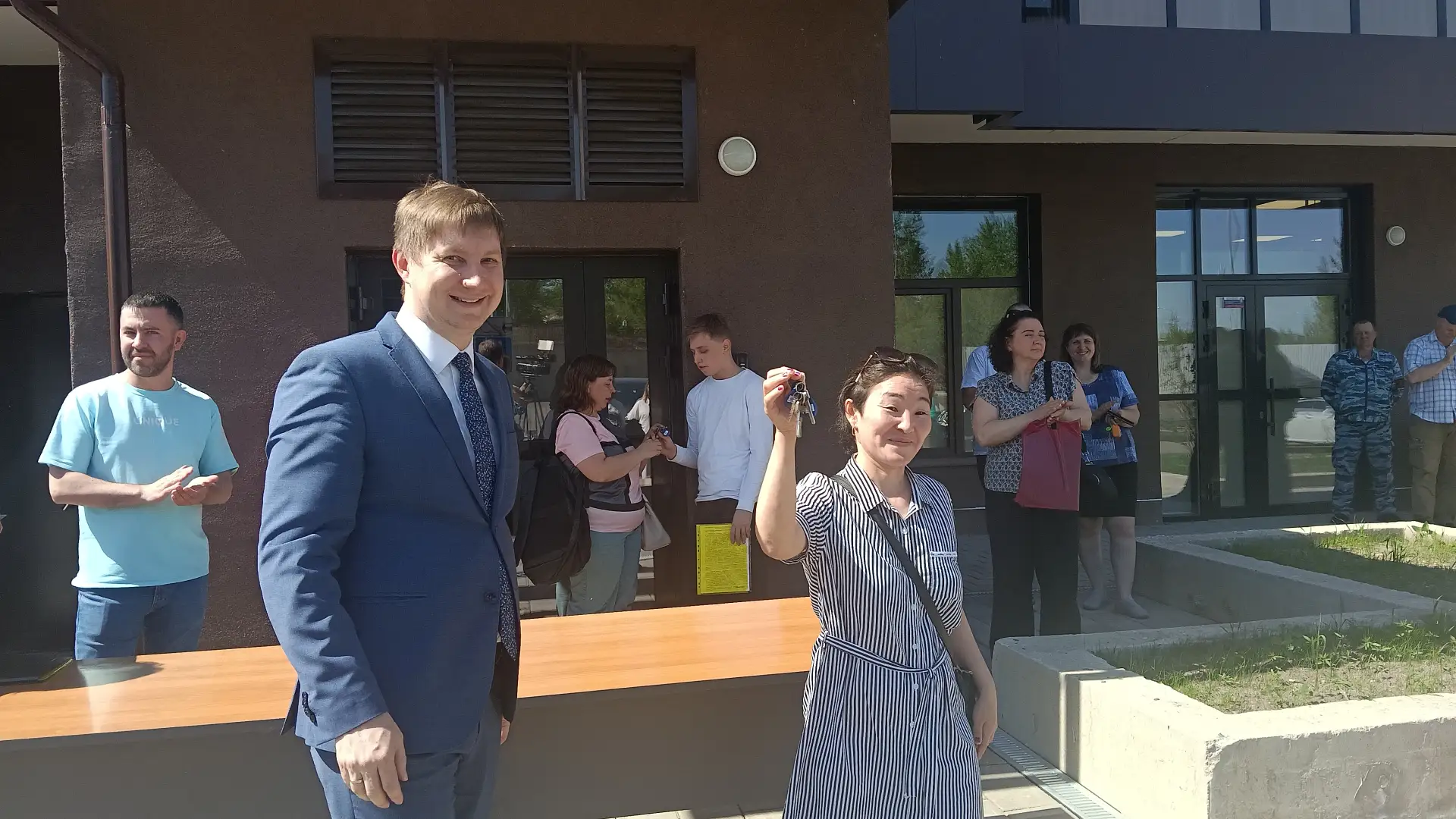 Сегодня выполнил приятную миссию – вручил ключи от новых квартир жителям, которые до этого много лет