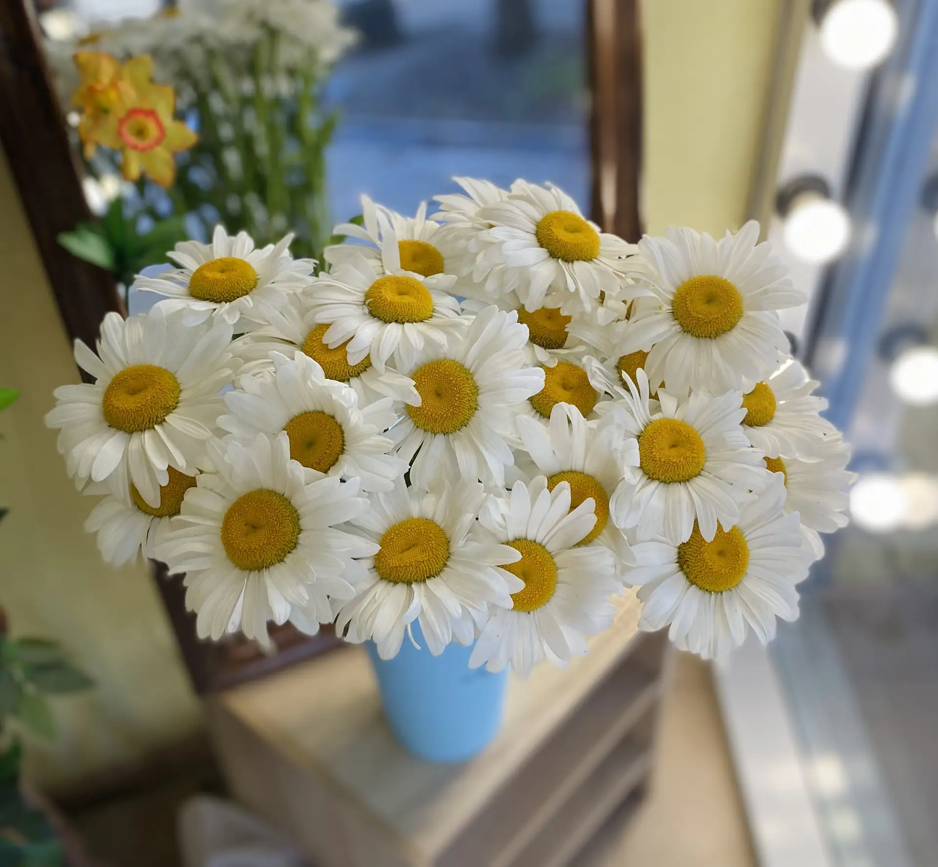 Ромашки в СЧАСТЛИВОЙ цветочной лавке 🤍🌼

Лёгкие, солнечные и такие родные — ромашки дарят ощущение