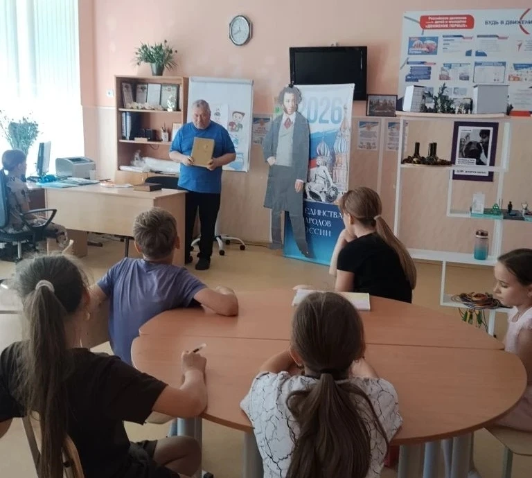 Скучен день до вечера, коли делать нечего... Но не у ребят из Петровки! ⏰ Время в пришкольном лагере