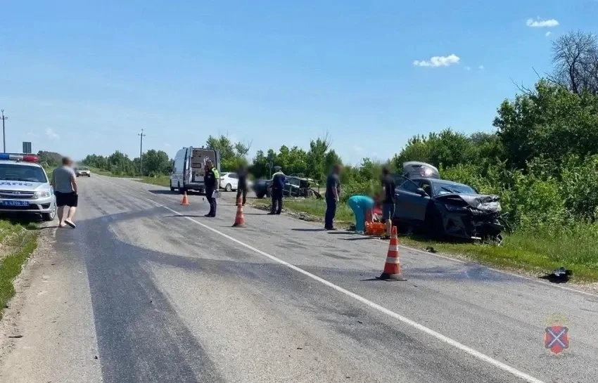 Один погиб, четверо ранены: страшное ДТП в Новоаннинском районе.

На 114-м километре трассы Самойлов