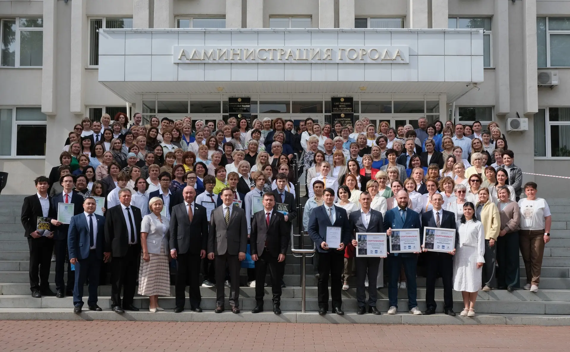 Награда за труд! В Стерлитамаке трёх молодых педагогов и их семьи ждёт новоселье 🔑

За высокие резу