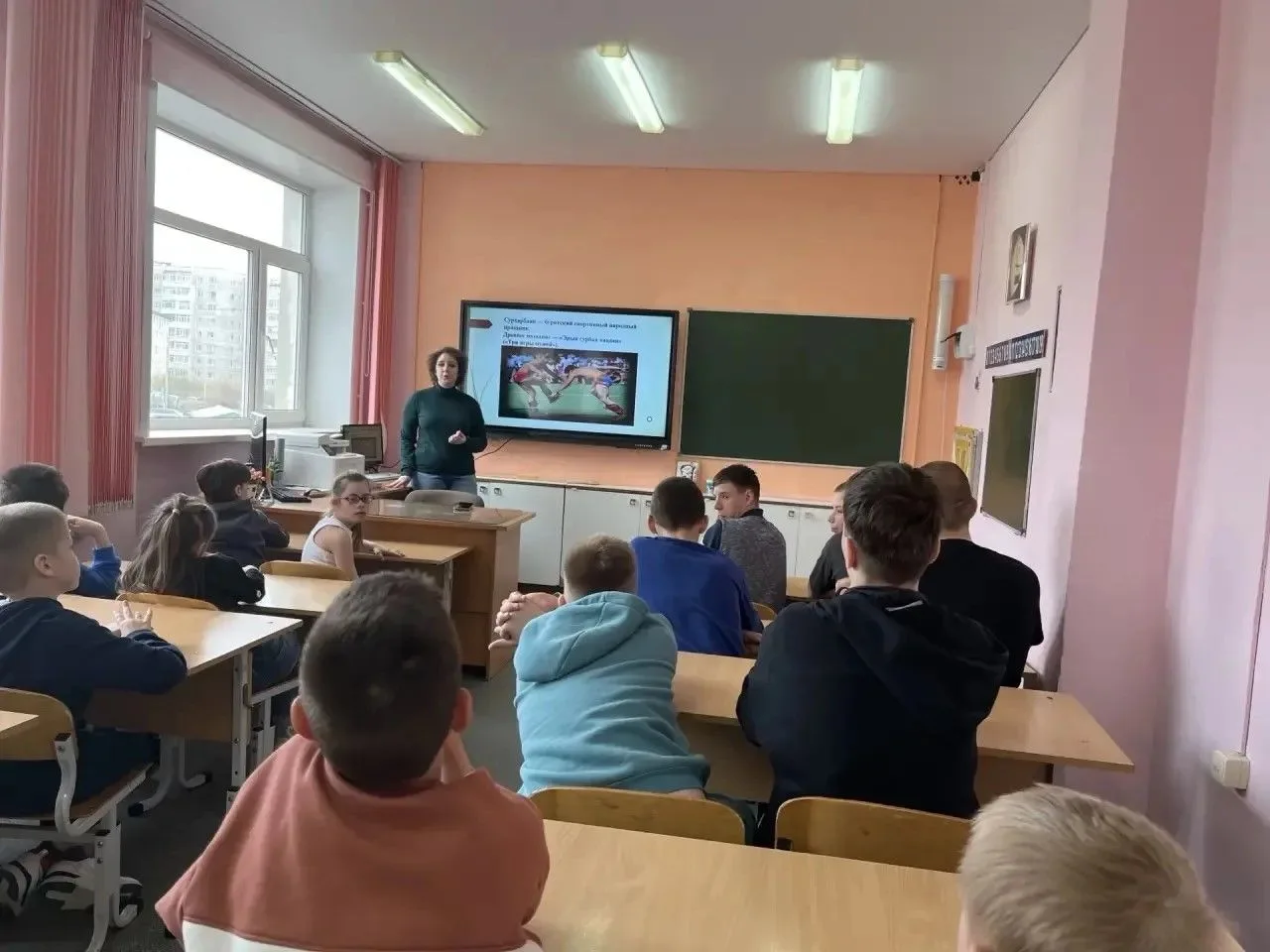 11 июня в нашем лагере царила особенная атмосфера. В честь главного праздника страны в каждом отряде