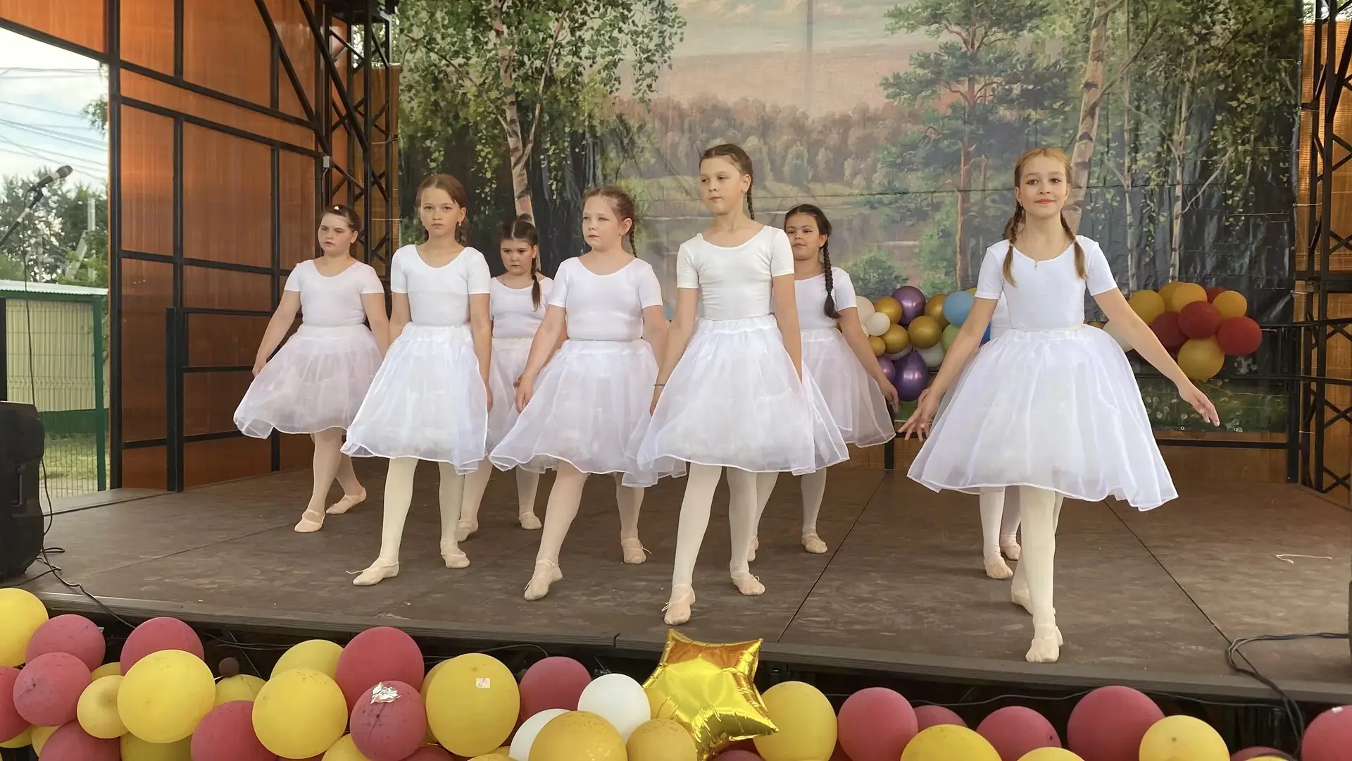 📣 С началом лета, друзья! 🌞

В День защиты детей наши юные звёздочки из младшей группы ансамбля «Ш