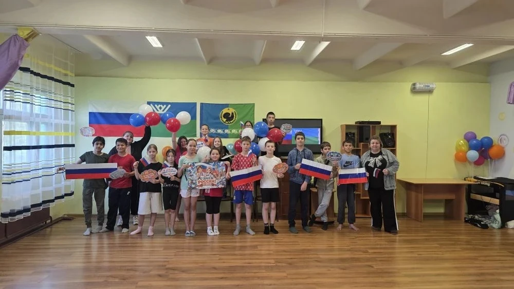 Накануне  праздника - День России,  на летней площадке дворового клуба "Солнечный остров" состоялся 