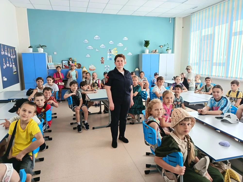 #МоиБезопасныеКаникулы
Инспектор по делам несовершеннолетних провела беседу с просмотром профилактич