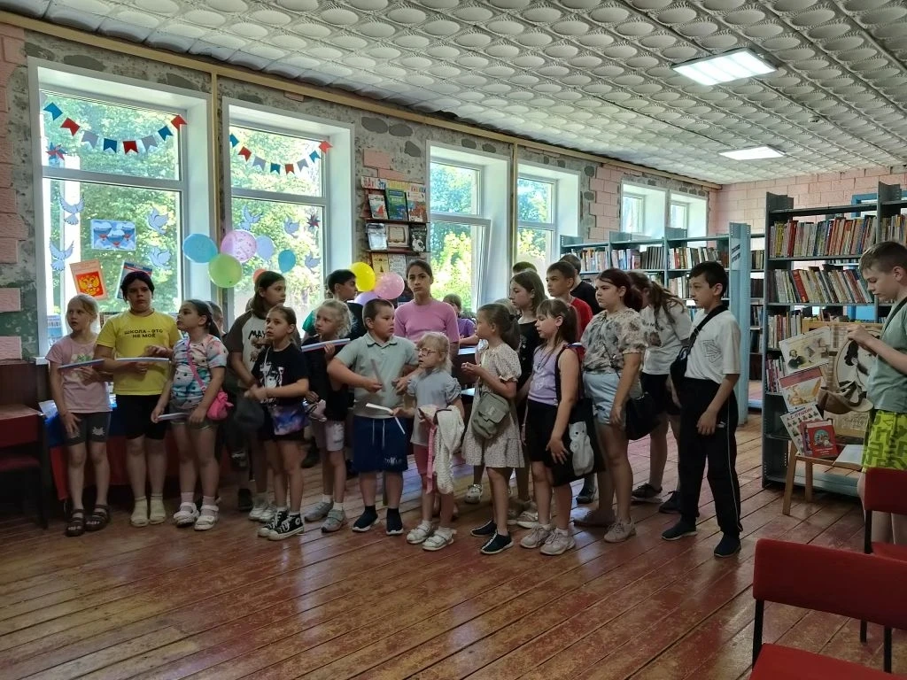 Потом  юные исследователи продолжили свое культурное путешествие походом в сельскую библиотеку. Там 