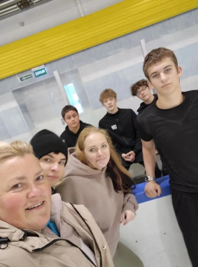Трудовой отряд «Кактусы» на льду! ⛸️❄️

Сегодня нам несказанно повезло: Ледовая арена "Кириши" предо